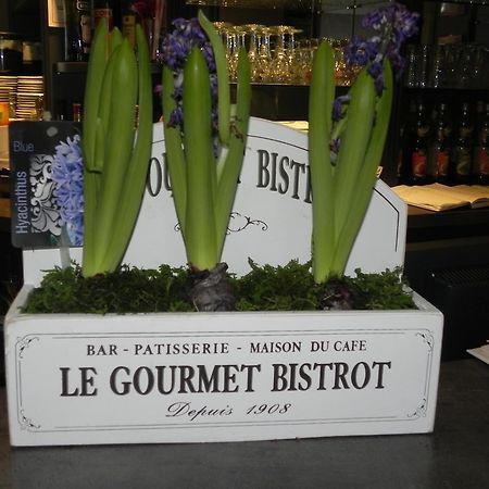 Le Bistroquet Hotel Lusignan Buitenkant foto