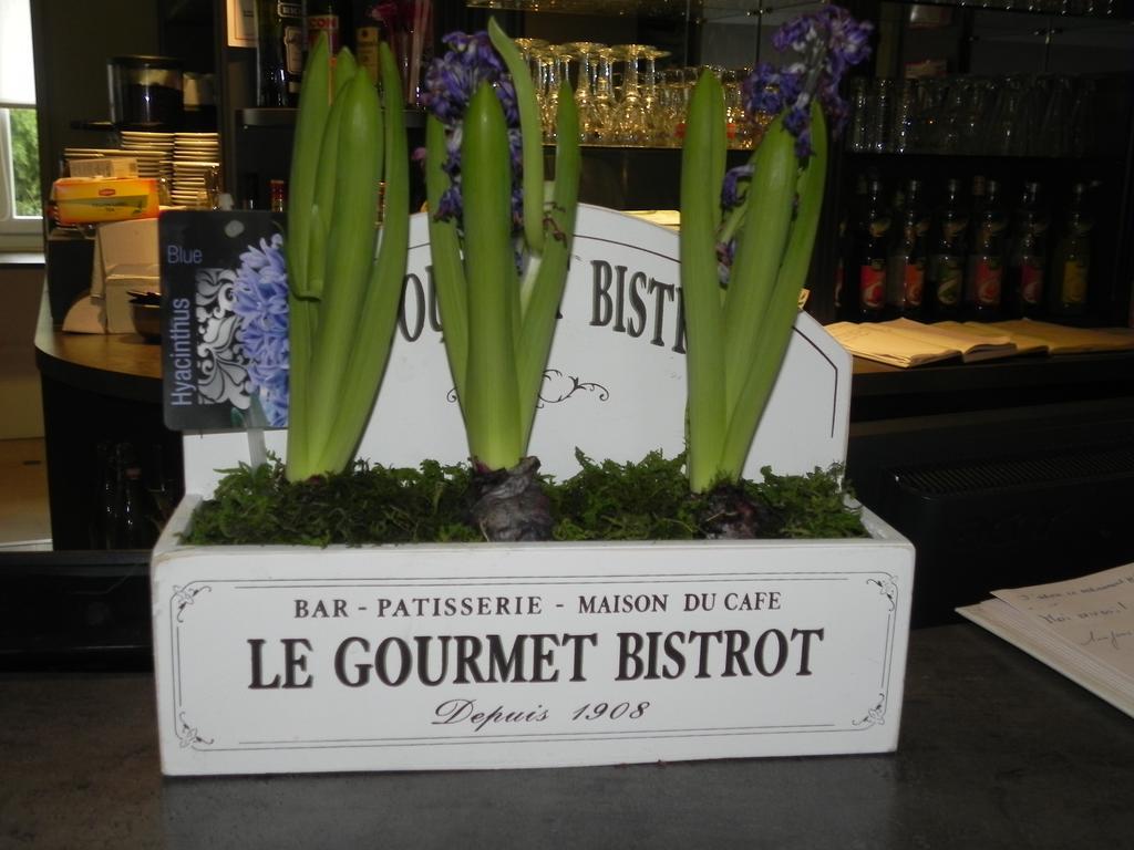 Le Bistroquet Hotel Lusignan Buitenkant foto