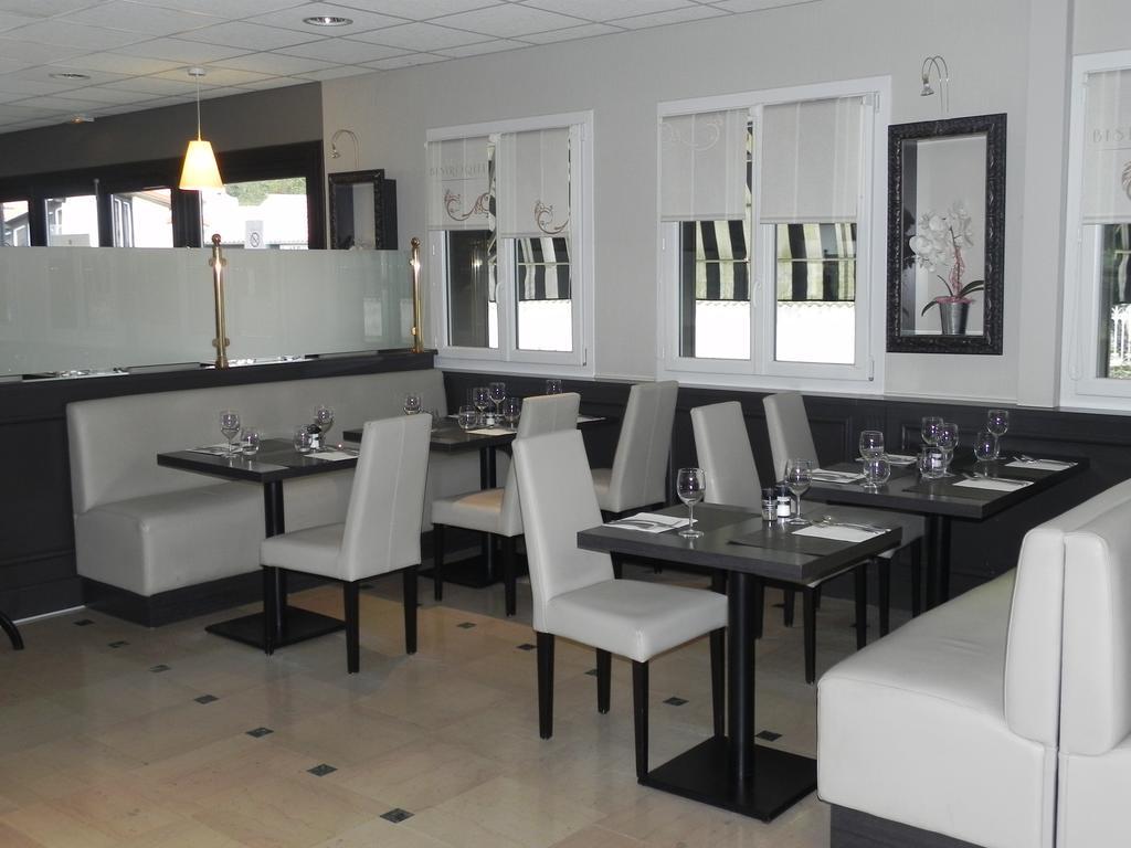 Le Bistroquet Hotel Lusignan Buitenkant foto